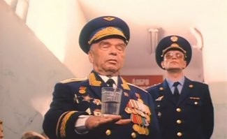 Машину хранить не имеет смысла, ей жизни лет 10.
А гараж для души.
Только здесь бабка не достанет, не унизит гвардейца!