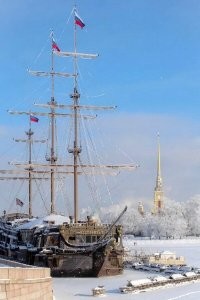 Кто его обслуживает? Сейчас есть матросы: марсовые, вантовые? Где на это учат?