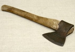 Этот топор купил еще мой прадедушка. Я пользуюсь им и сейчас. Он ни разу не сломался.