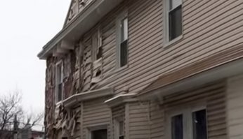 Он с навеса скатился, отсюда и горизонтальная скорость. Вот стена соседнего здания, они похожи.