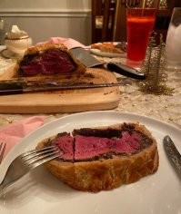 Ну,это совсем не шашлык.Говядина Веллингтон,мясо в беконе и слоеном тесте запеченное в духовке.
Но в любом случае,это МЯСО!!!