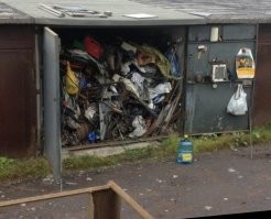 старые вещи "на всякий случай" у нас обычно хранят вот так