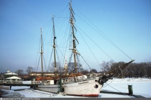 Вы ошибаетесь. Во времена Даля, Полищук и съёмок "Золотой мины" на этом месте стояло только одно "плавсредство" и называлось оно - плавучий ресторан "Кронверк".
И было это настоящее судно (до списания и превращение в точку общепита) - баркентина "Сириус". И была она на плаву: её нехило покачивало при волне в Неве от проходящих судов. Сам лично испытал, когда, приняв в кабаке пару коктейлей, вышел покурить на палубу  Это был Ленинград, 1975год.