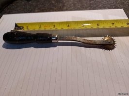 "4. "Что это за штуковина? Мой дедушка работал доктором в молодости и мама говорит, что это его вещь"" 
Ответ: "Это колесо Вартенберга - медицинский прибор, с помощью которого проверяют чувствительность к боли" 

Надеюсь дедушка не был проктологом! 

Если что, то это инструмент портного или скорняка (кожевенника) для разметки шва