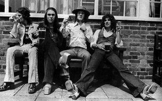 Очень редкое фото.
 СЛЕЙДы решили дёрнуть по пивку.