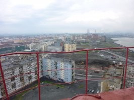 Был я в Норильске. 
Есть там люди. :)