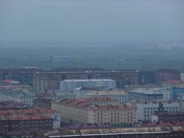 Был я в Норильске. 
Есть там люди. :)