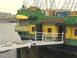 Это дебаркадер. Но по закону его так и не выселили(видимо босы очень авторитетны). А вот соседа выселили, причём хозяин того дебаркадера был депутатом городским)
Кадр выселенца из фильма "золотая мина"