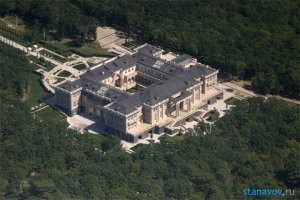 но все мы знаем где живёт этот злодей на самом деле