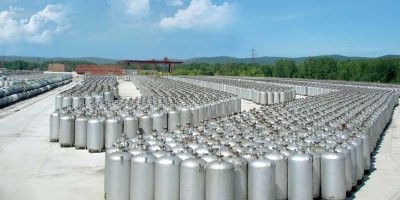 Вот так, под открытым небом хранится гексофторид урана. 99.2% добытого урана, который составляет U238 в виде этого отхода хранится под Новоуральском на площадках в несколько десятков футбольных полей.