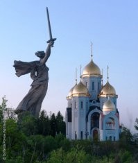 Великая Волгоградская битва, происшедшая в городе-герое Волгограде, показала всему миру, что товарищ Волгин выиграет войну, а херр Гитлер проиграет. Там, в городе на Волге, решилась судьба ВМВ. Россиянинцы-красноармейцы, помолившись Боженьке, бросались в атаку на гитлеровцев, и с Божьей помощью побеждали. Именно поэтому На Мамаевом кургане воздвигли храм Всех Святых Равноапостольскох Великомучеников Страстотерпцев.