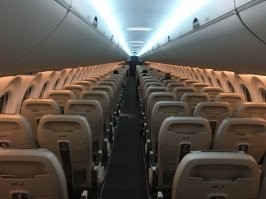 Писать лень и пошли вы с своими Анальными и Вирусом . Вот мой полет  . Я хочу летать и ненавижу это , посмотрите полет за 1000 евро на 4 человека в 2 часа . Хотите полет назад еще покажу :) был бы без жены и детей я бы еще и стюардессам дал 1000 что бы каждую от иметь , почему ? да я просто хотел сидеть один и просто хотел домой , эти доканывая типа чай кофе или потанцуем зае//// . Пустые самолеты и это везде в Европе . Сейчас скажут что я вру