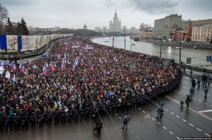 А зачем власть устраивает кровь и слезы женщин и детей?

Приведу пример с петардой. Положи её на открытую ладонь - дым и немного шума, а зажми в кулак - останешься без пальцев. 

Если бы разрешили митинг, ничего бы не было. Или власти действительно боятся, что если не разгонять, выйдут миллионы, как после убийства немцова?