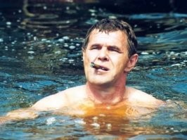 простите мне показалось, или он с папироской?