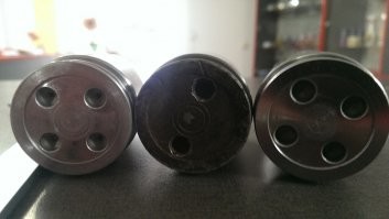 На суппортах с интегрированным "ручником" поршни утапливаются вращением. В пазы поршня вставляются выступы такого "кубика" и крутится. 
 Разные машины имеют пазы разных форм, поэтому и на "кубике" выступы разные