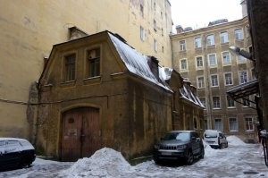 Интересно, что сейчас находится в таких и подобных этому флигелях?