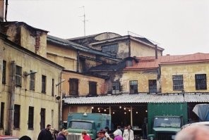 ДК Крупской, боже как это было офигенно, ходить, листать книги...
Там и сейчас торгуют, но ощущения не те(