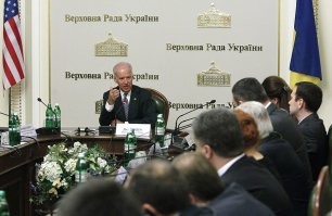 Так это получается он на своем законном месте сидел...