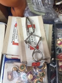 Это медицинский инструмент, а не то о чём вы подумали. 
Патент с описанием -