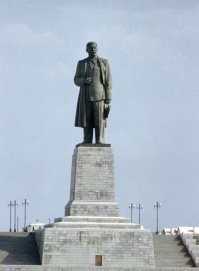 А вообще пора поставить на площадях памятники Сталину, по типу того что стоял на входе в канал: 
Верните Сталина, он наш генералиссимус, 
ему на Красной площади стоять! 
Расправим плечи, хватить нам сутулиться, 
ведь с ним мы выиграли войну! 
Верните Сталина, он наш генералиссимус,
ЕМУ ПАРАД ПОБЕДЫ ПРИНИМАТЬ!