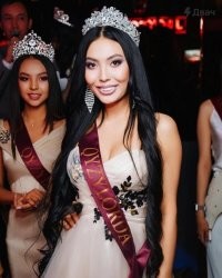 Как по мне, девушка слева значетильно красивше. А у этой без пластики явно не обошлось.