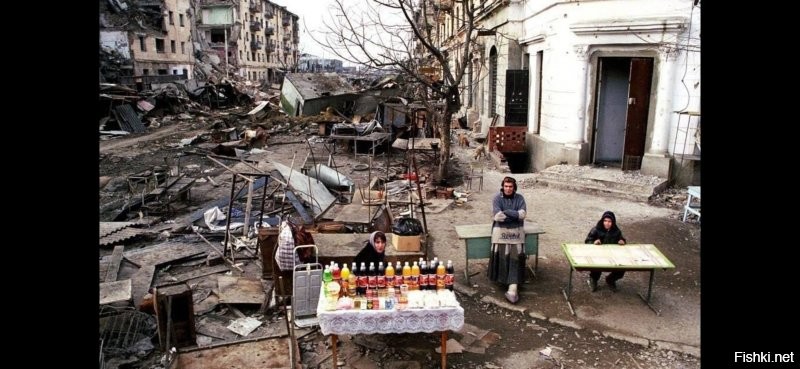 Торговля на улицах разрушенного города.
Грозный, 1995 год.