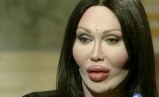 Левая куда симпотнее. Тут слишком много пластики. Все сделанное, и лицо и фигура. И кто сказал что это красиво?