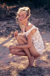 А чё она срать уселась прямо на дороге, в лесок впадлу отойти?