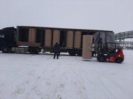 Работаю на бумажной фабрике, отгружаем ежемесячно 6000 тонн бумаги в месяц. Не так уж и много.