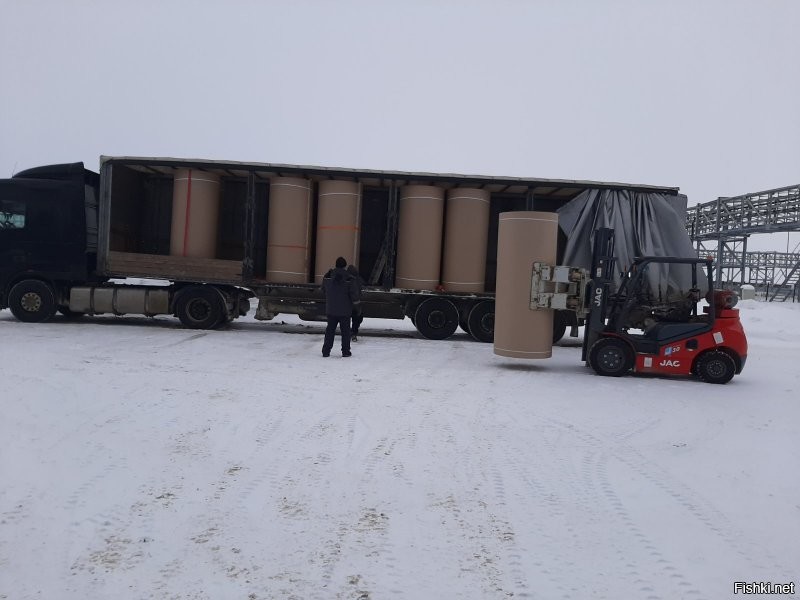 Работаю на бумажной фабрике, отгружаем ежемесячно 6000 тонн бумаги в месяц. Не так уж и много.