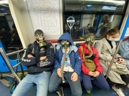 Кстати, эти парни действительно правильно поняли, что такое средства индивидуальной защиты органов дыхания по ГОСТ. Потому, что тряпочки, которая, например, рядом на тетеньке, к этим средствам не относятся.