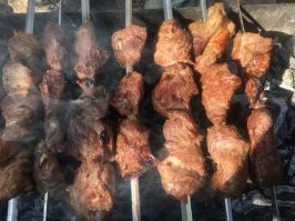 Есть такое древнее грузинское блюдо-бастурма. (не путать с армянской бастурмой). Так вот-это шашлык из говядины, замаринованный с луком и винном уксусе больше суток и приготовленные на углях. И на вкус это божественно.