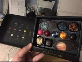 Ну как всегда на@бка. Большая упаковка (коробка), а шоколадок всего несколько штучек. Как и везде в современном мире....