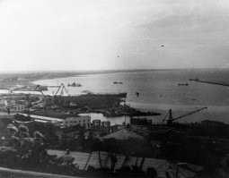 Где-то там мне меньше 10 лет, не на городском пляже, а на Берёзке так же летом ходил на море. Да... около 30 лет окна на море у меня выходили.
Но всё равно - Родиной своей не считаю Махачкалу, очень даже ясно дали понять что чужой. Теперь уж 15 лет живу в Воронеже, сниться давно перестала Махачкала, ну и хрен с ней.
Фотку делал отец, примерно 1981 год.