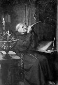 Интересно, что Роджер Бэкон мог разглядеть в эту хрень, которую он держит в руках? Оптические оси линз не совпадают, и даже не факт, что параллельны...