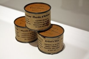 Не пойму, почему автора удивляет цена?
Есть люди которые даже покупают говно художника по цене золота. А тут вполне полезный инструмент в комплект к дорогому олдтаймеру.