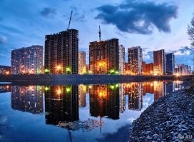 за мкадом только пятерок понатыкали.
ПропагандонТВ меньше смотрите.
------------------------
:) Так это ты какое-то гамно выкладываешь.  Видео - с полуразрушенным домом особо позабавило.  Ты в США-то был хоть раз?  Там половина Нью-йорка такая.  Стоит от Манхэттена отойти на пару километров.   А это извините один из крупнейших городов типа успешной страны.  Ты сам-то в таком бараке живешь, как на видео?  

И да,  :).  фото - 4000 км. от Мкада в сторону Сибири в городе с меньше млн. населения.  Разваливаемся вообще.  Ничего не строят ага.  
Не неси бемозглую куету. .  Тебя взрослые люди читают.