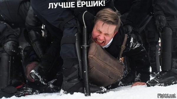 а потом такая же рожа будет на параше в камере ;D только там уже никто фоткать не будут..будут просто "пороть" пухлика :D