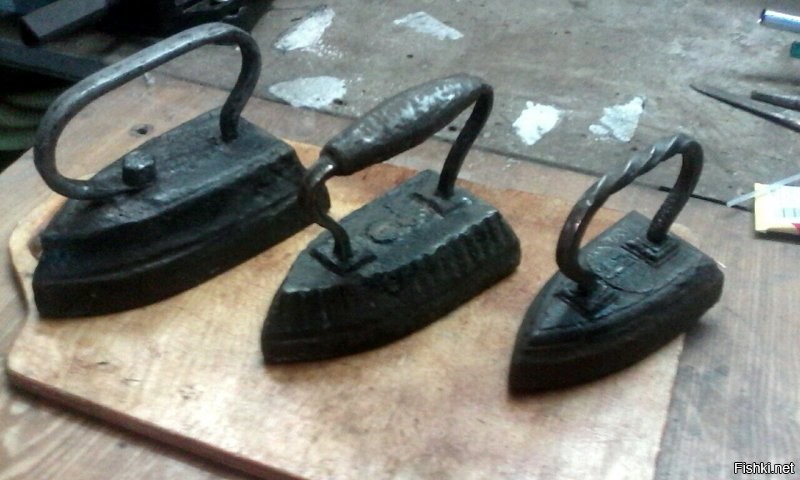 Вещи моей бабушки. Часть пробабушкины, всё работает.
 и современный чайник, который надо ремонтировать через пол-года