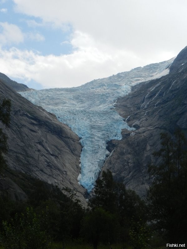 Ледник Бриксдаль в Норвегии за последние 10 лет отступил метров на 200, осталась лишь вершинка. Но какой там голубой лед!