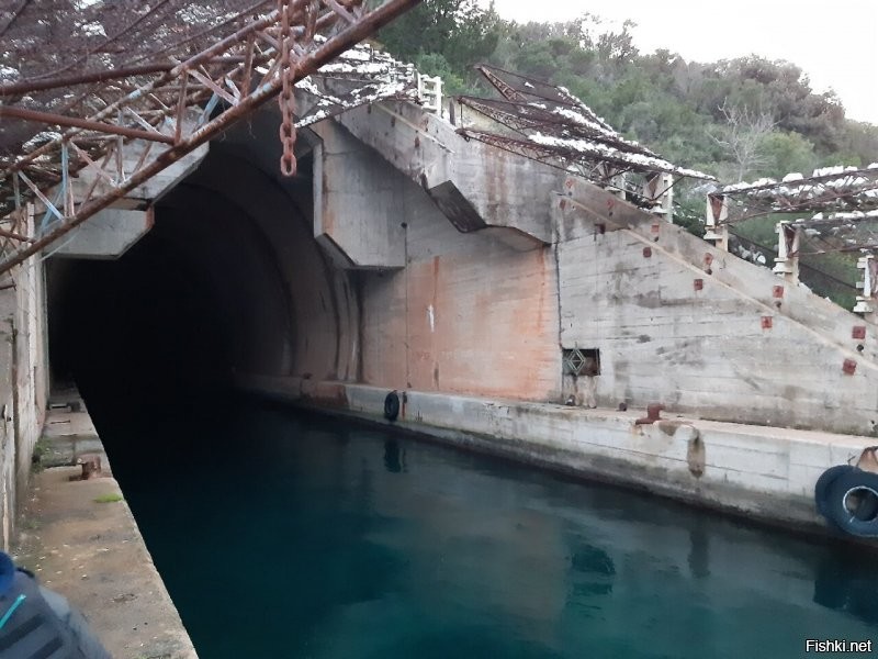 В Черногории, город Тиват, тоже есть два такие ангара для лодок, заброшеные