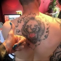 Некоторые современные татуировщики - тоже