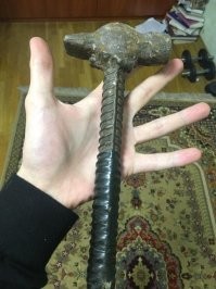 Молоток может и вечный, а вот руки нет. Металлическая рукоять не гасит вибрации от ударов. Долго таким инструментом не проработаешь, особенно зимой и в межсезонье ))