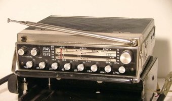 Магнитола из 412-го Москвича
Можно было вынуть и слушать отдельно (подключался батарейный блок)
акустика не нужна, динамик прямо на корпусе