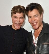 у него брат