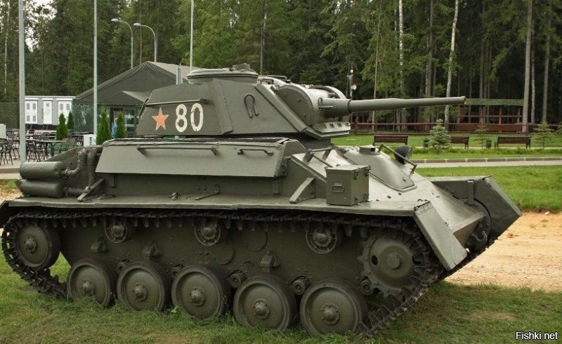 В декабре 1942 года Т-80 был принят на вооружение РККА и выпускался до сентября 1943 года. 
И ещё прочитайте как переводится "се ля ви".