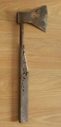 Детство я провёл в доме с печным отоплением. Зимой почти каждый день надо было рубить дрова. Замучался с топорищем - постоянно ломалось. Сходил на местный заводик и к топору приварил металлическое топорище. И стало очень удобно рубить. Можно было с гораздо большей силой рубить, не боясь повредить топорище. И при ударах никаких вибраций не ощущал. Рубил в тёплых варежках, потому в -20 мороза было без разницы, что топорище металлическое. 
Недавно снова воспользовался своим "детским" топором. Подрабатывал на одной двухэтажной квартире, где надо было разрушать старые перегородки и коробы, заодно и "выпиливать" старую вентиляцию, вскрывать старые полы из толстой фанеры, пришурупленные к лагам заржавевшими шурупами. С топором работа шла гораздо бойчей, чем у ребят. И снова не ощущал никаких вибраций от ударов.
Может надо просто держать за рукоять в таком месте, чтобы не было "отдачи" от ударов?