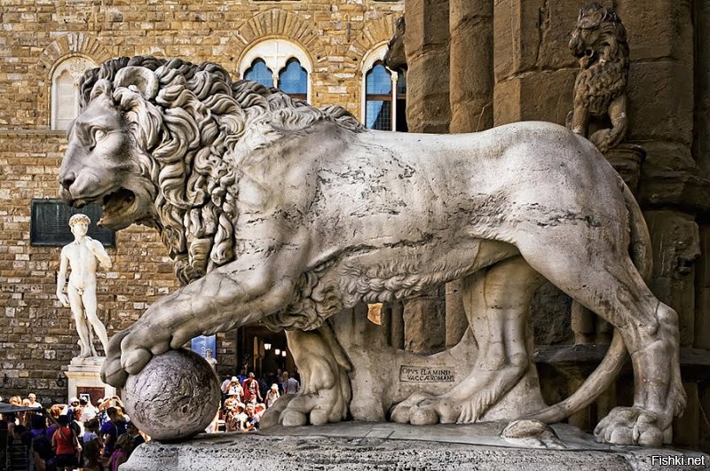 Ну вот скульптура 16 века. Вполне себе анатомически правильный лев.
А зачем художники так придуривались - непонятно.