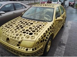 И подарили ему набор коронок...