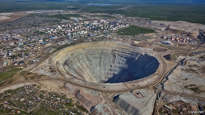 А теперь представь вращающуюся в бескрайнем космосе матушку Землю. Сколько нужно усилий чтоб наклон вращения и орбита были по прежнему идеальны для продолжения жизни на ней? А сколько тонн, килограмм и в частности грамм нужно чтоб улететь в тартарары? Может осталось снять вес бабочки с нужного места и планета как из пращи улетит в глубокий космос? Поезда ежедневно вывозят тысячи тонн с мест рождения поближе к городам! И вот ты такой - Пойду пописаю! вскакиваешь с дивана и ..... это будут последние слова человечества. Затушенного как окурок летящий из поезда и размазанный об невидимую стену чёрной материи.